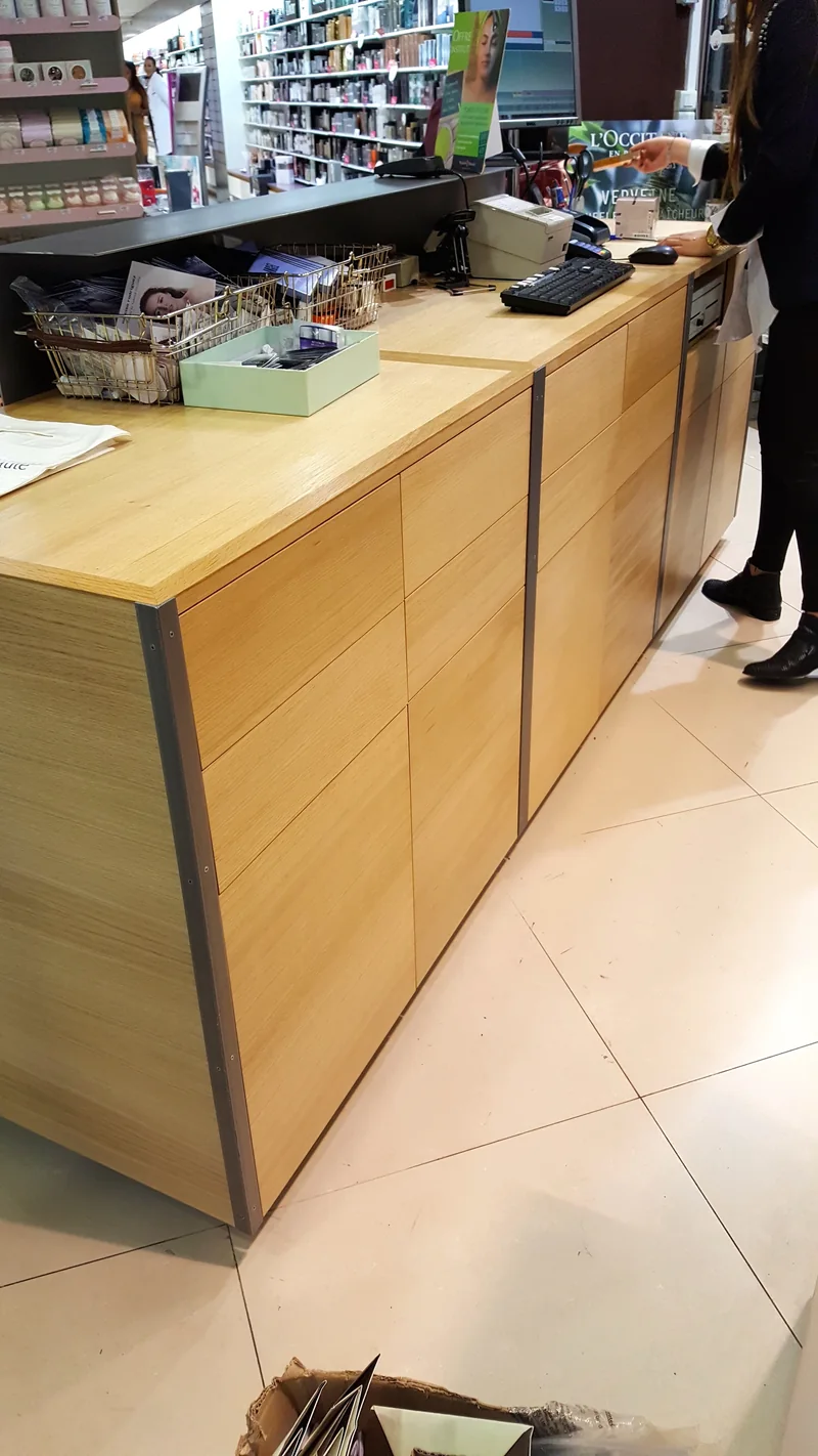Parfumerie à Marseille Meubles comptoirs en chêne et acier – Finition : vernis satiné