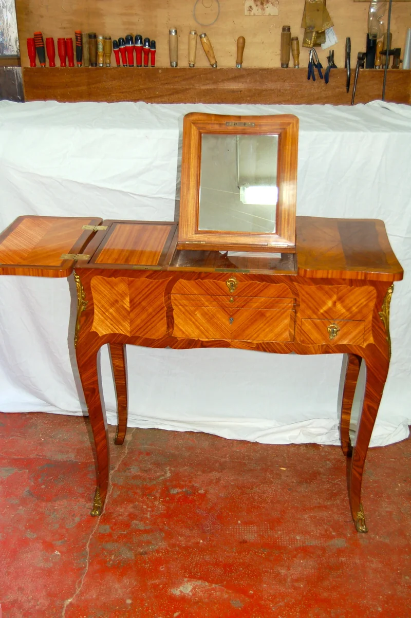 Coiffeuse de style Louis XV, bâti en chêne et plaquage de bois de rose et bois de violette