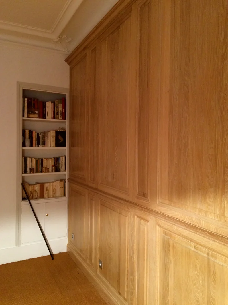 Boiserie de chambre en chêne légèrement cérusé – Finition : patine à la cire