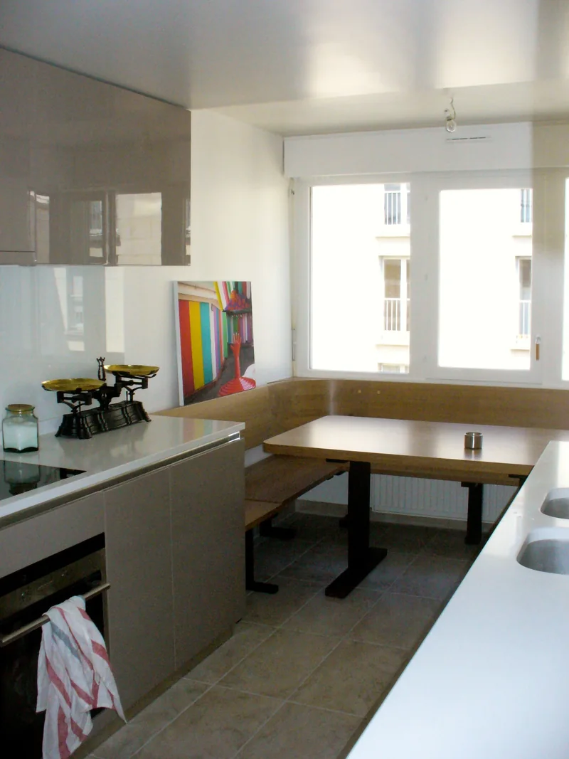Cuisine et salon : Table de cuisine et banquette en chêne